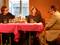 3 Männer diskutieren mit Headsets in einem Cafehaus