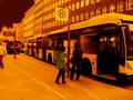Bus an Haltestelle, Abendstimmung